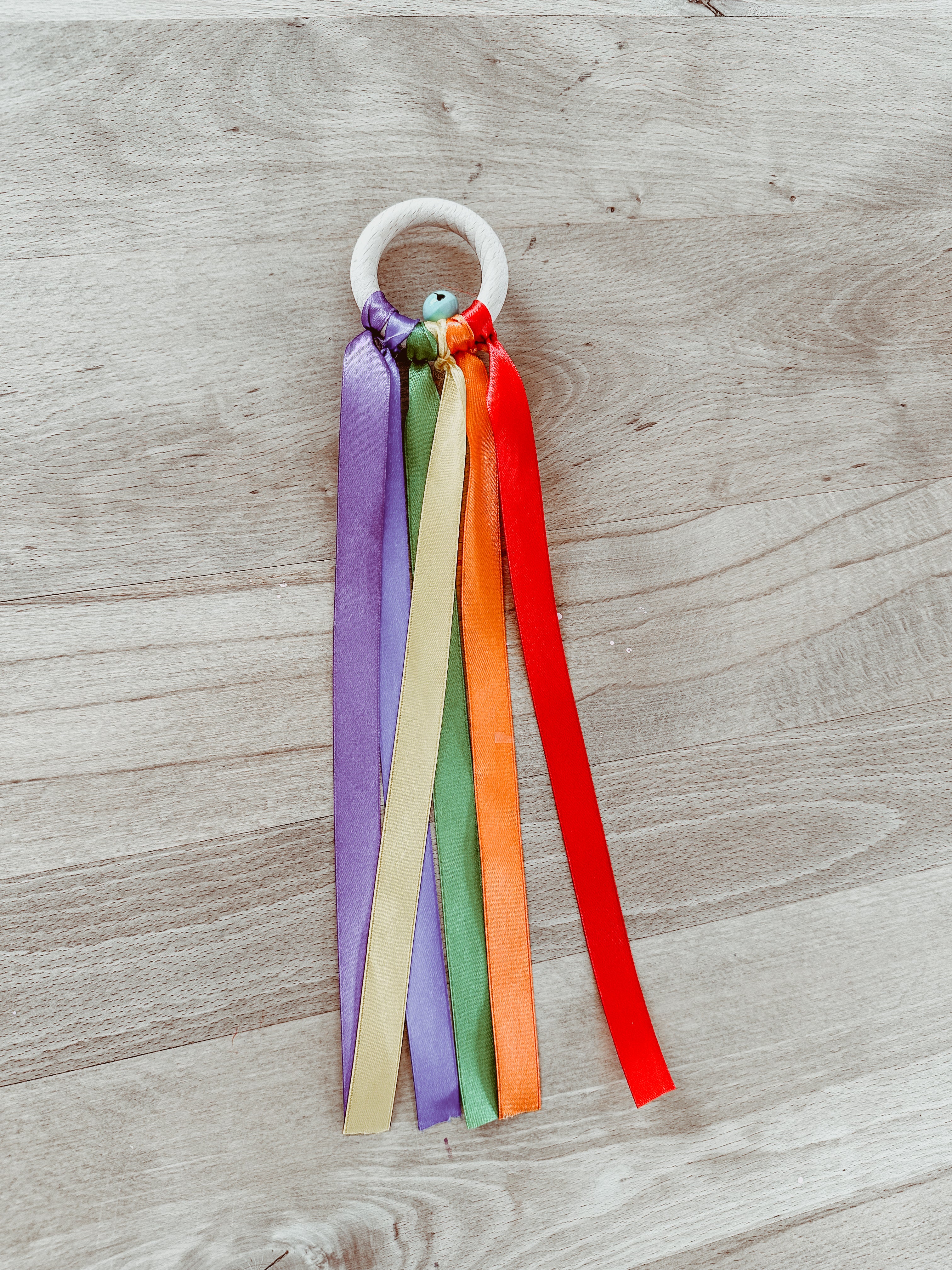 Bijtring met regenbooglinten