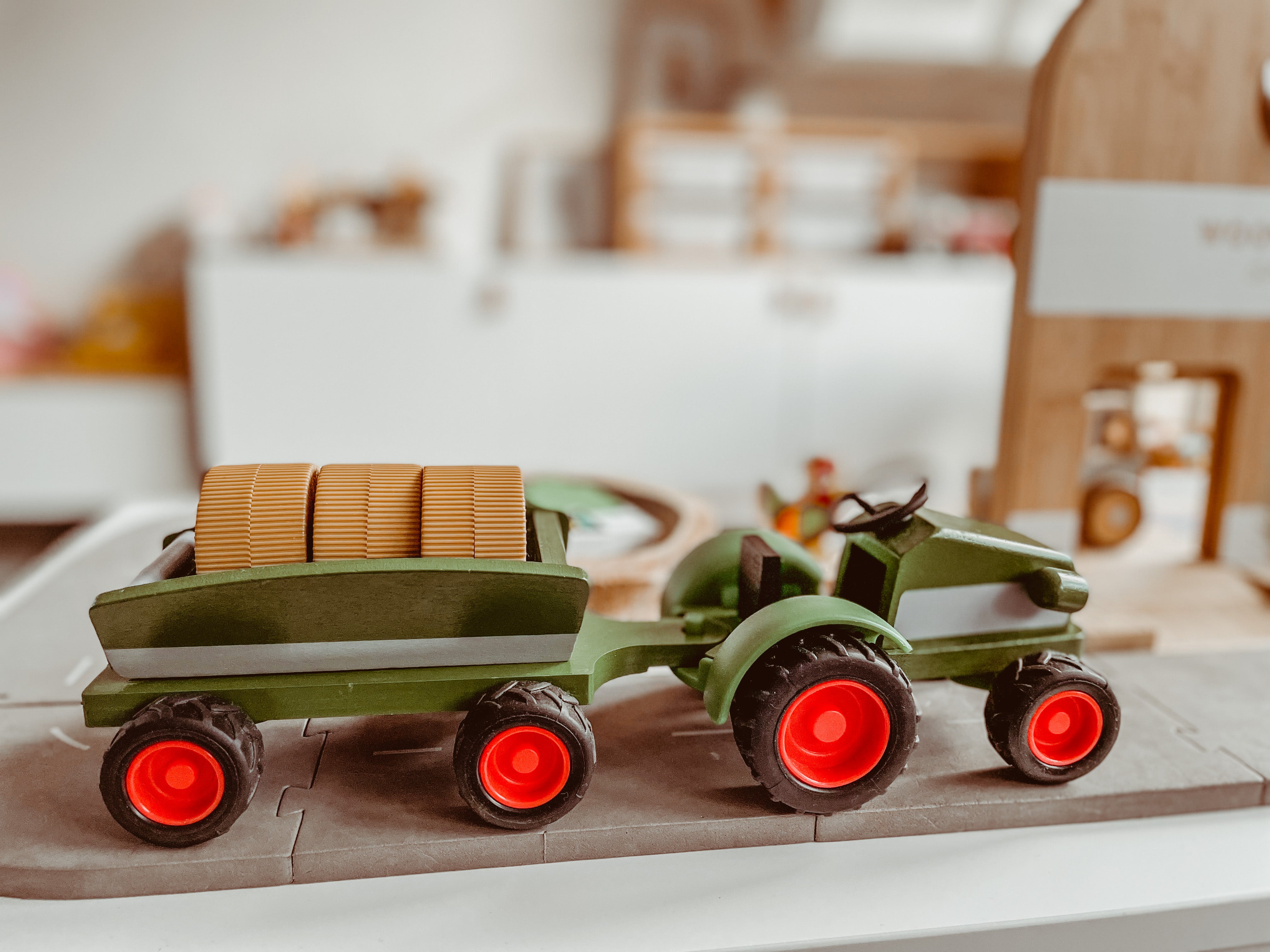 Houten tractor met aanhangwagen