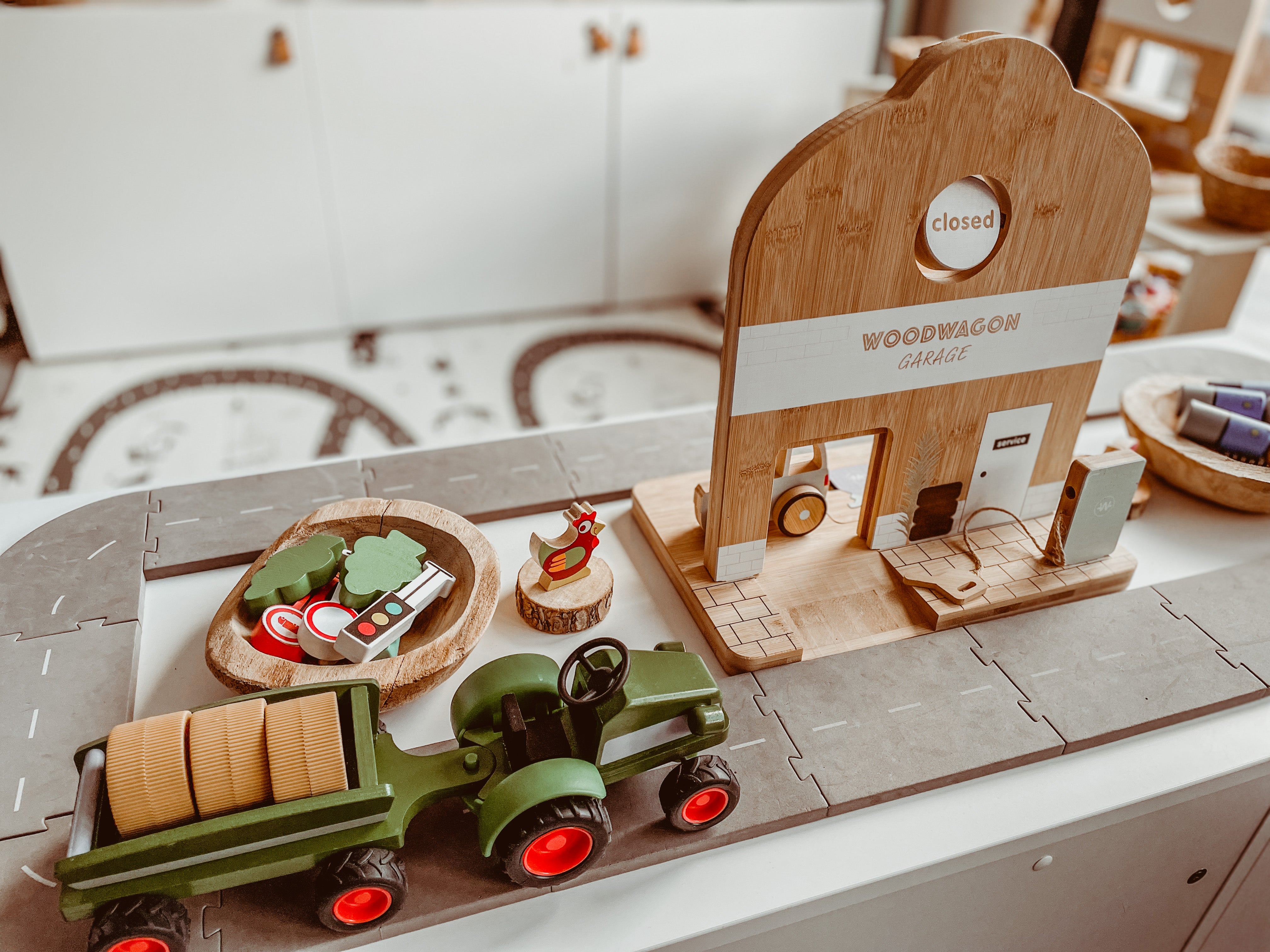 Houten tractor met aanhangwagen