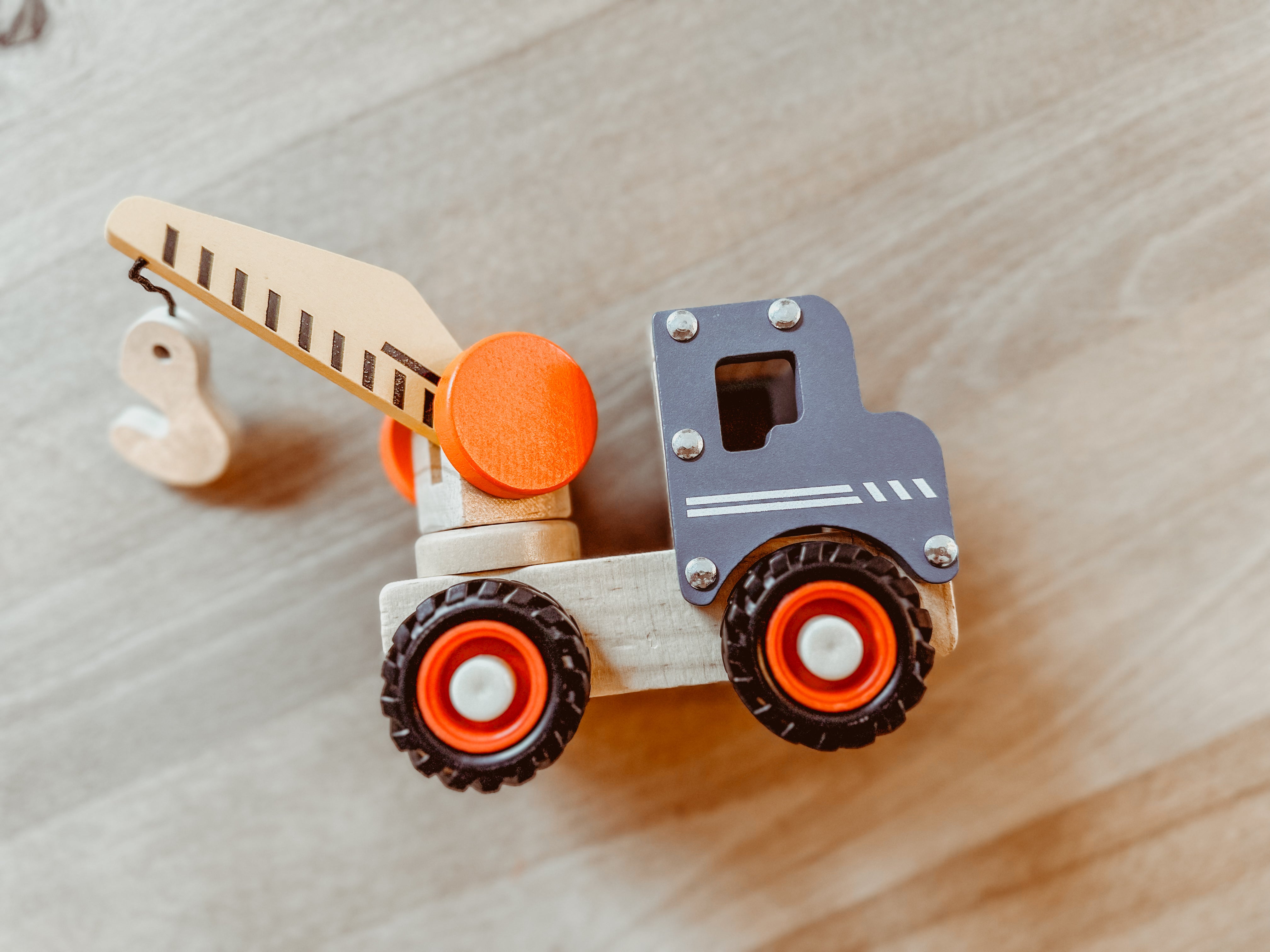 Takelauto met rubberen wielen