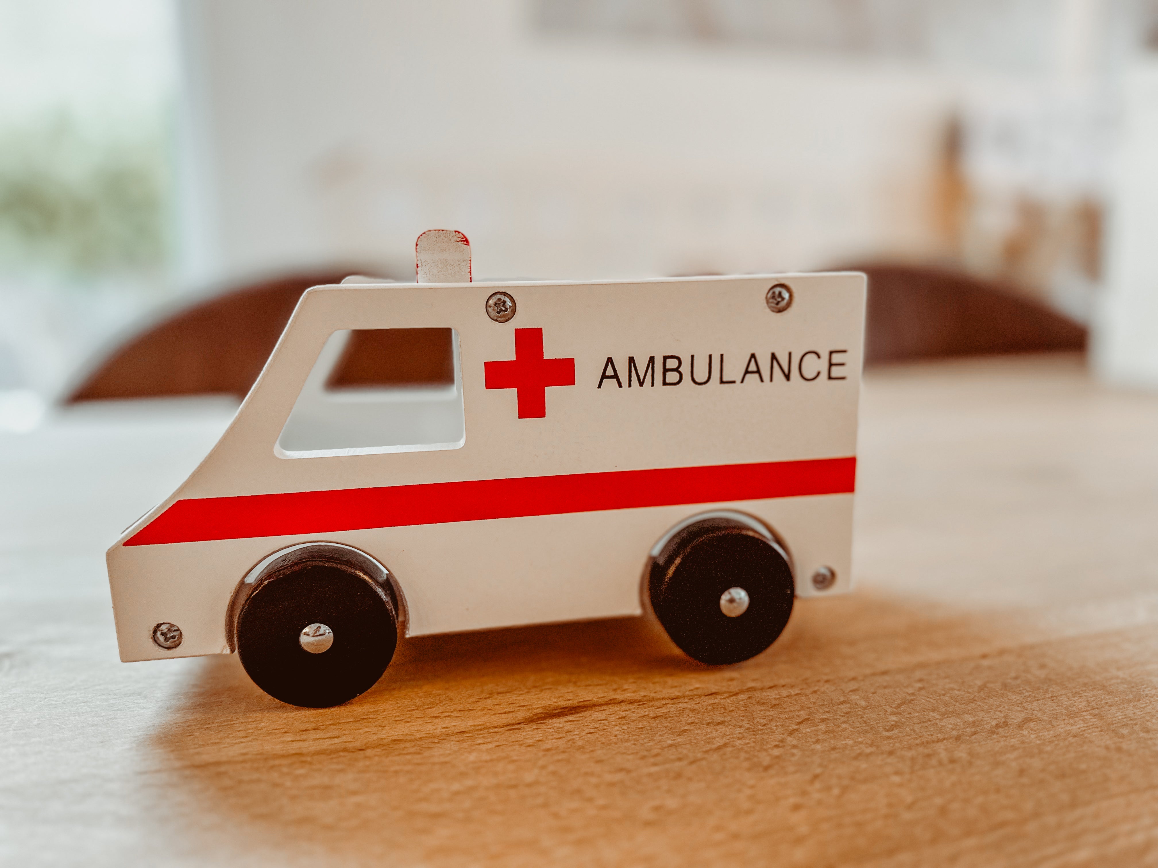Houten ziekenwagen met deurtjes