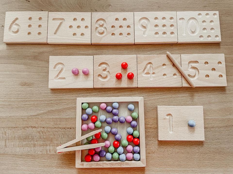 Houten bordjes met balletjes