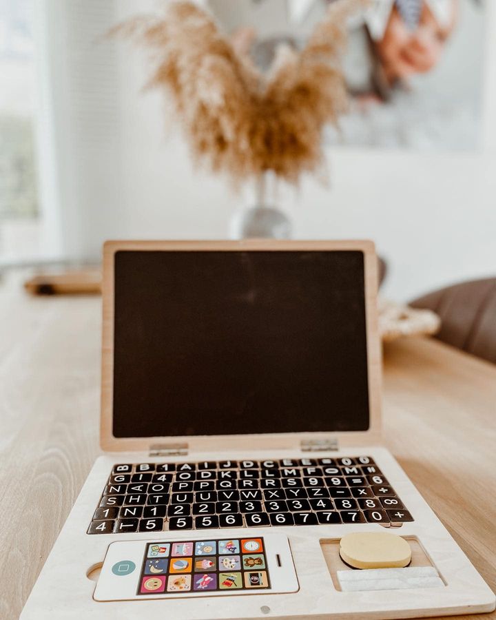 Krijtbord laptop en smartphone