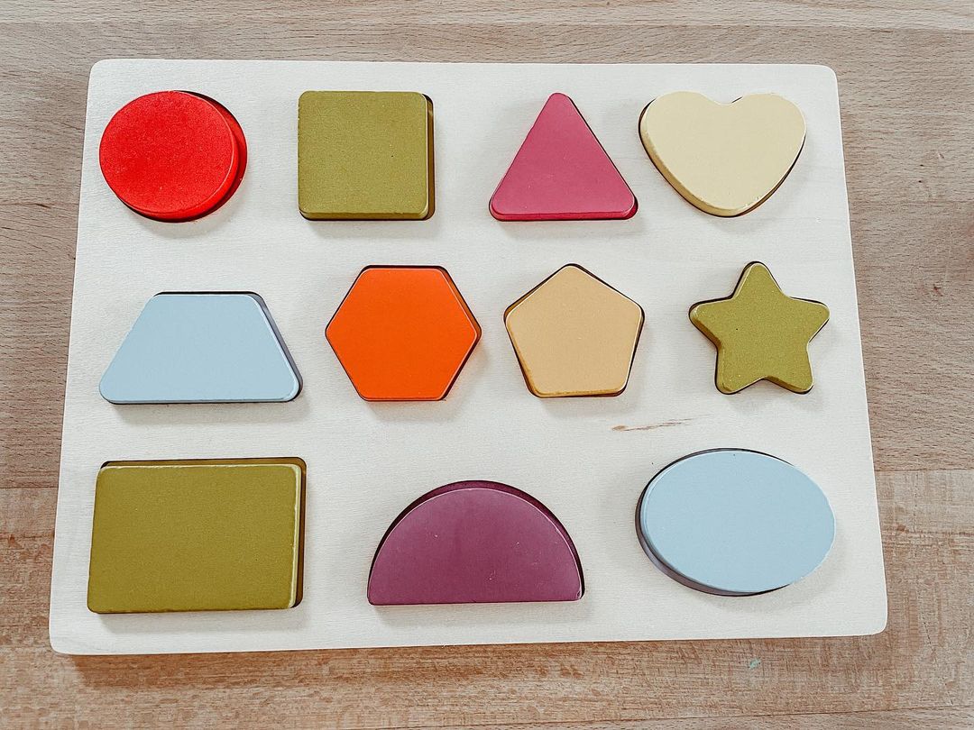 Houten puzzel met geometrische vormen