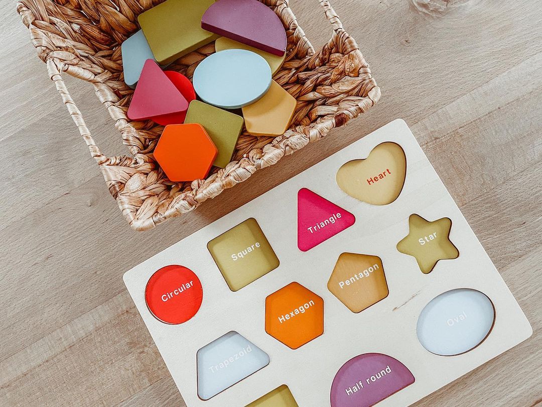 Houten puzzel met geometrische vormen