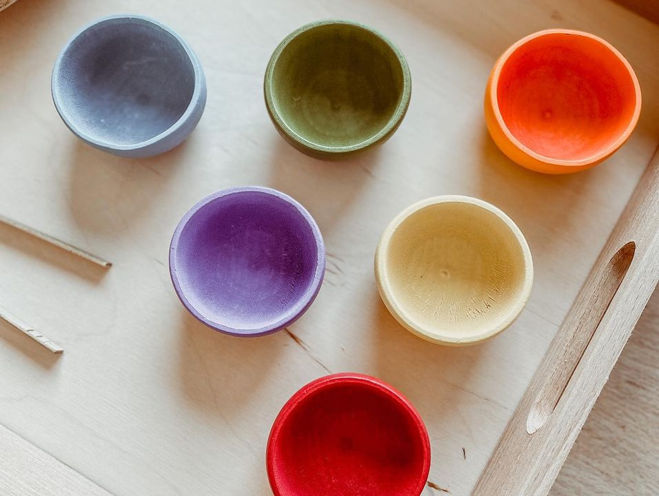 Houten eikeltjes  met gekleurde houten potjes