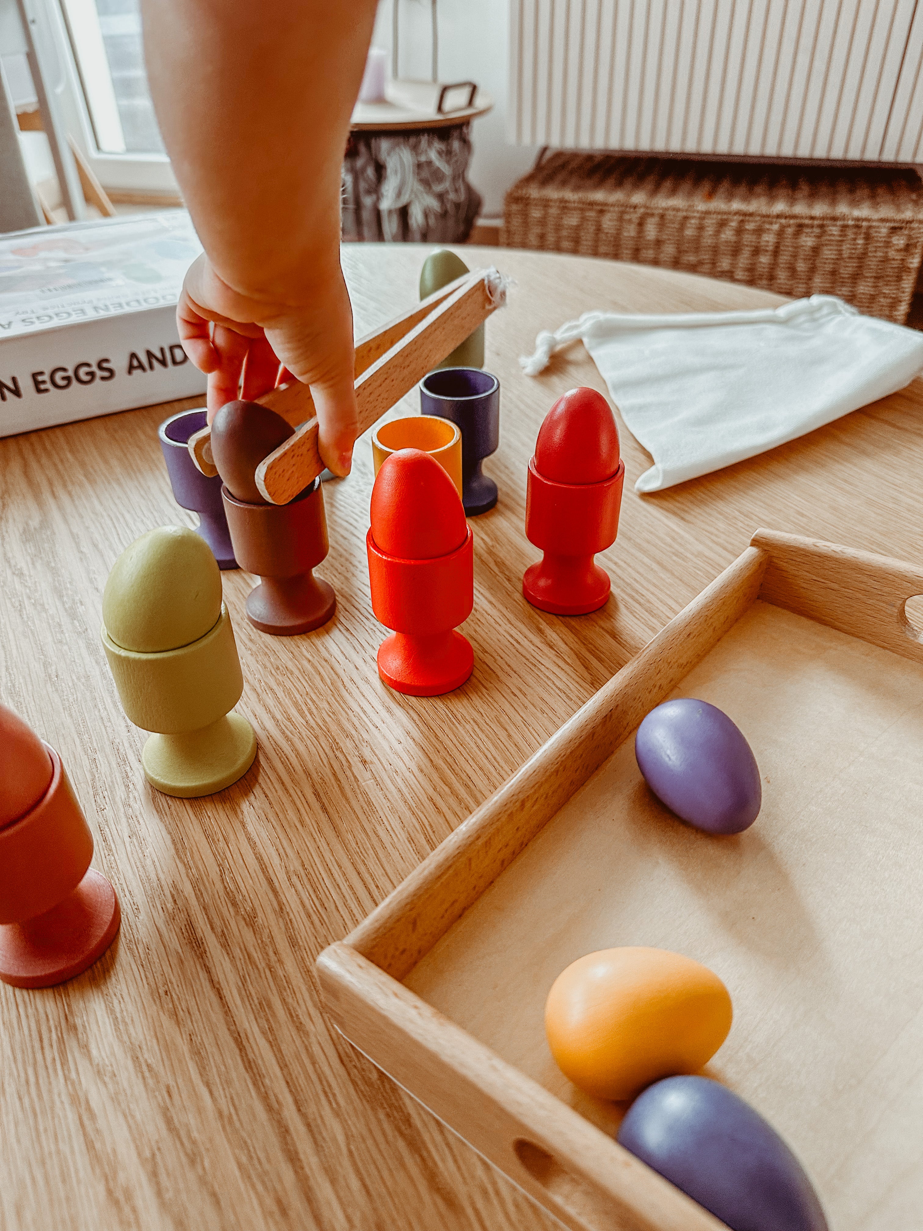 Play tray met houten eierdopjes