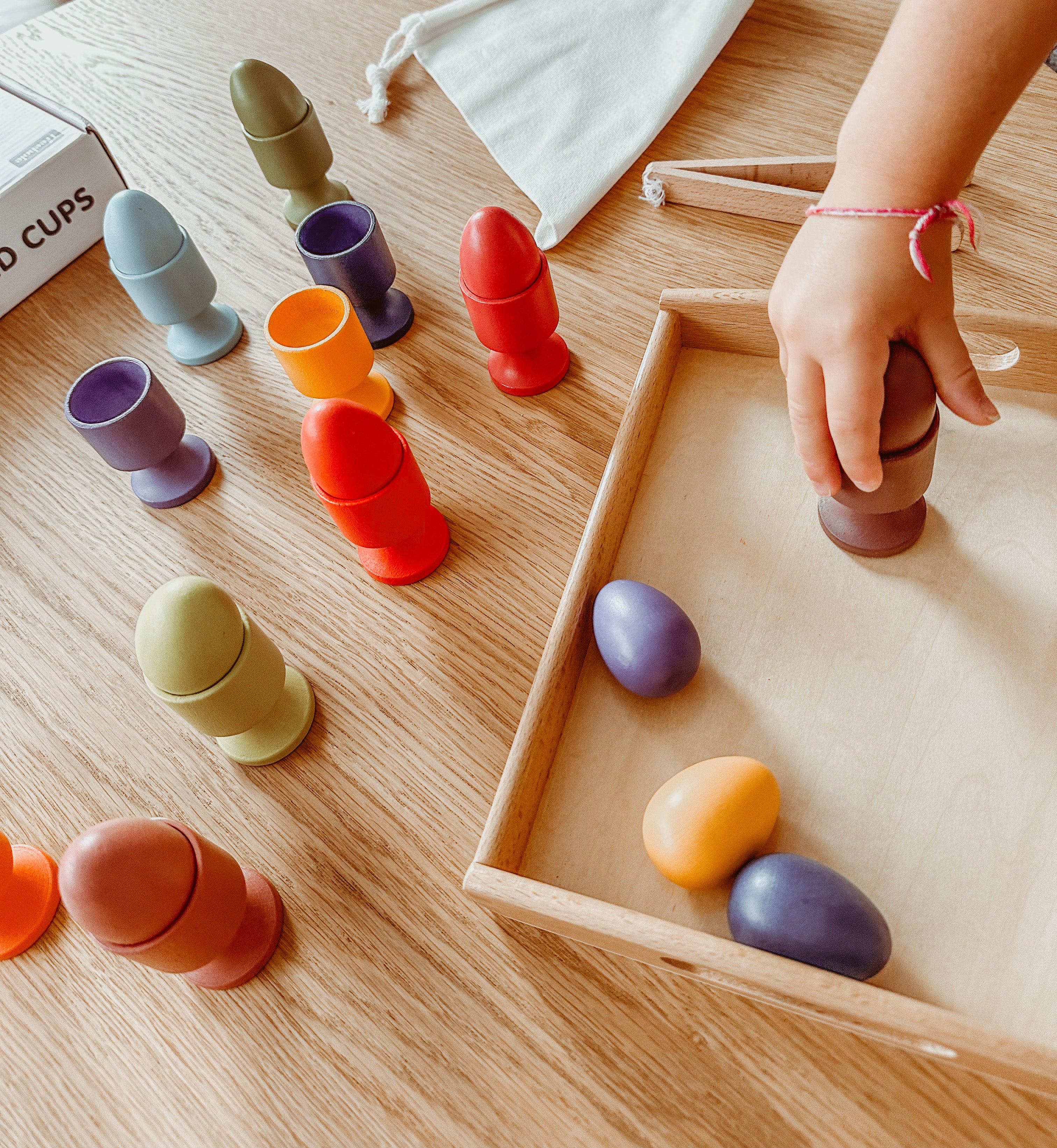 Play tray met houten eierdopjes