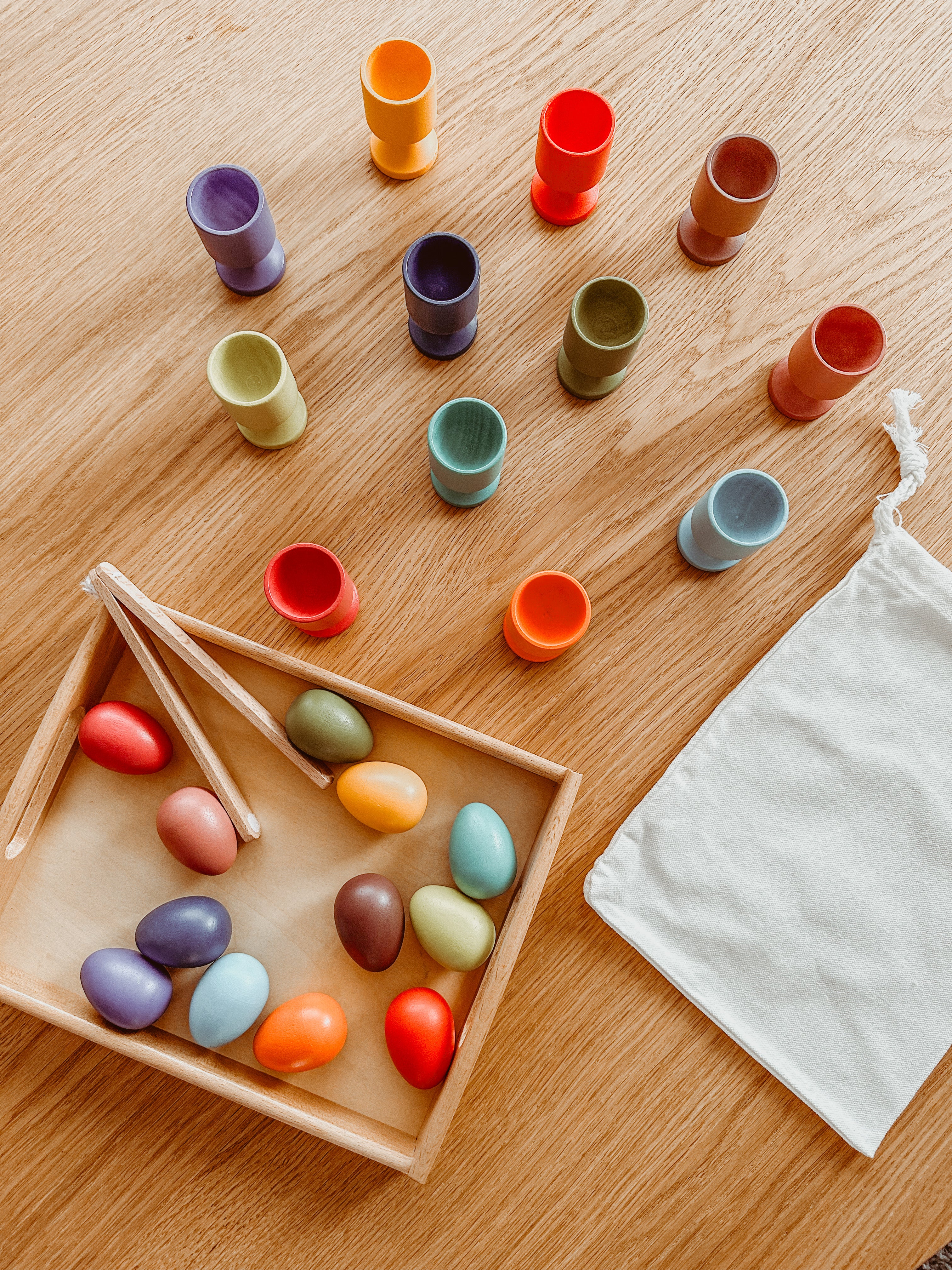 Play tray met houten eierdopjes
