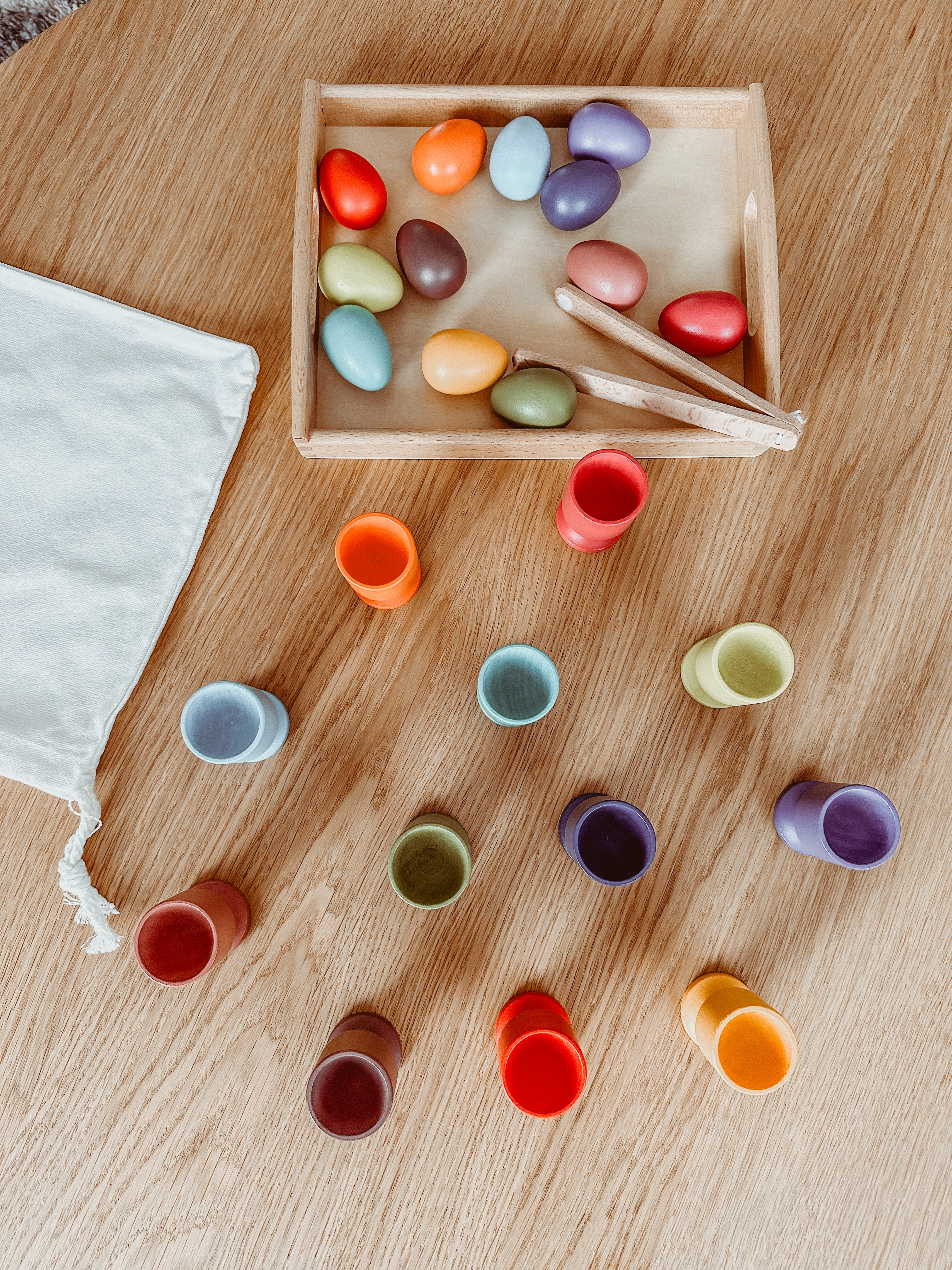 Play tray met houten eierdopjes