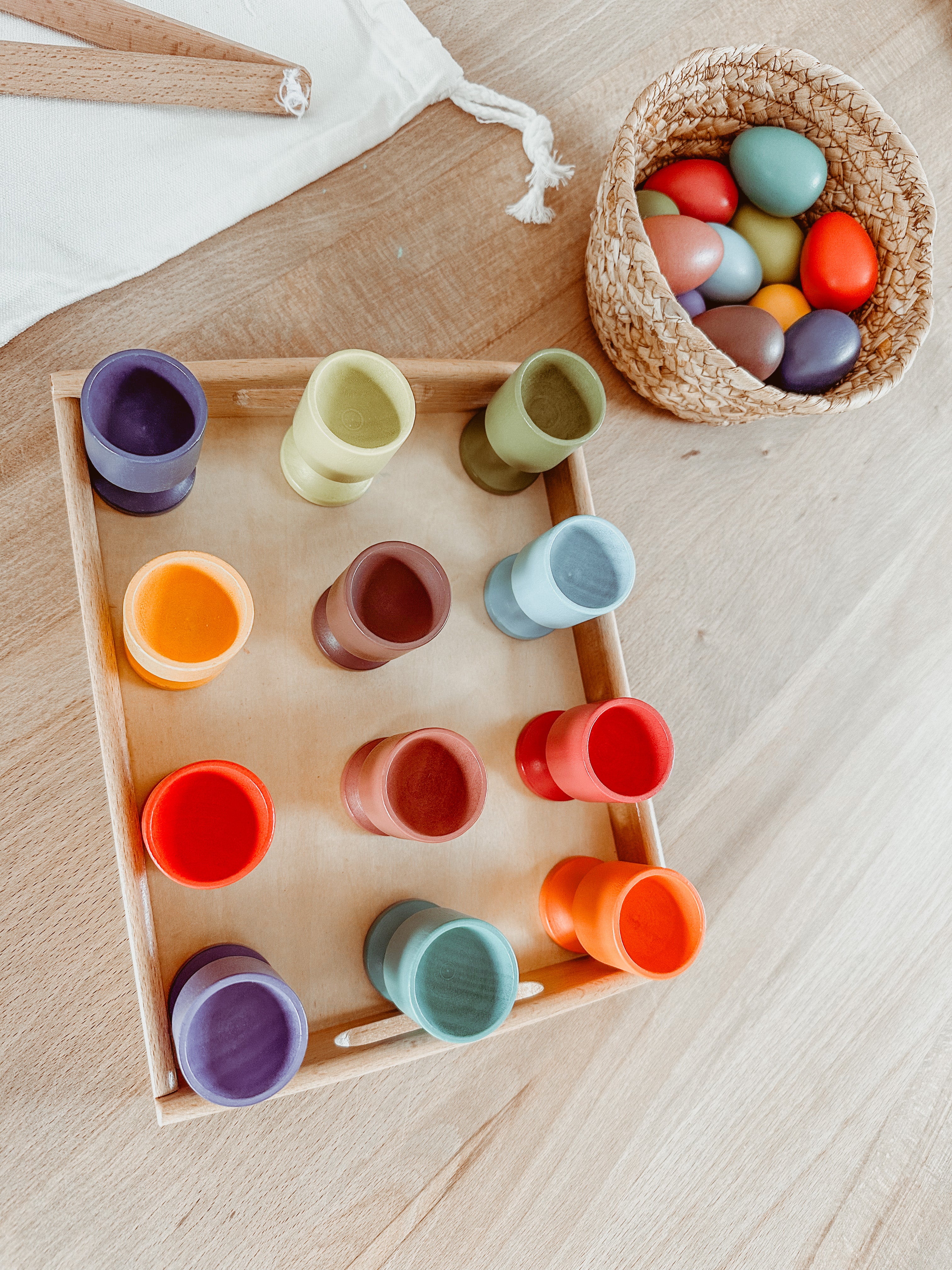 Play tray met houten eierdopjes