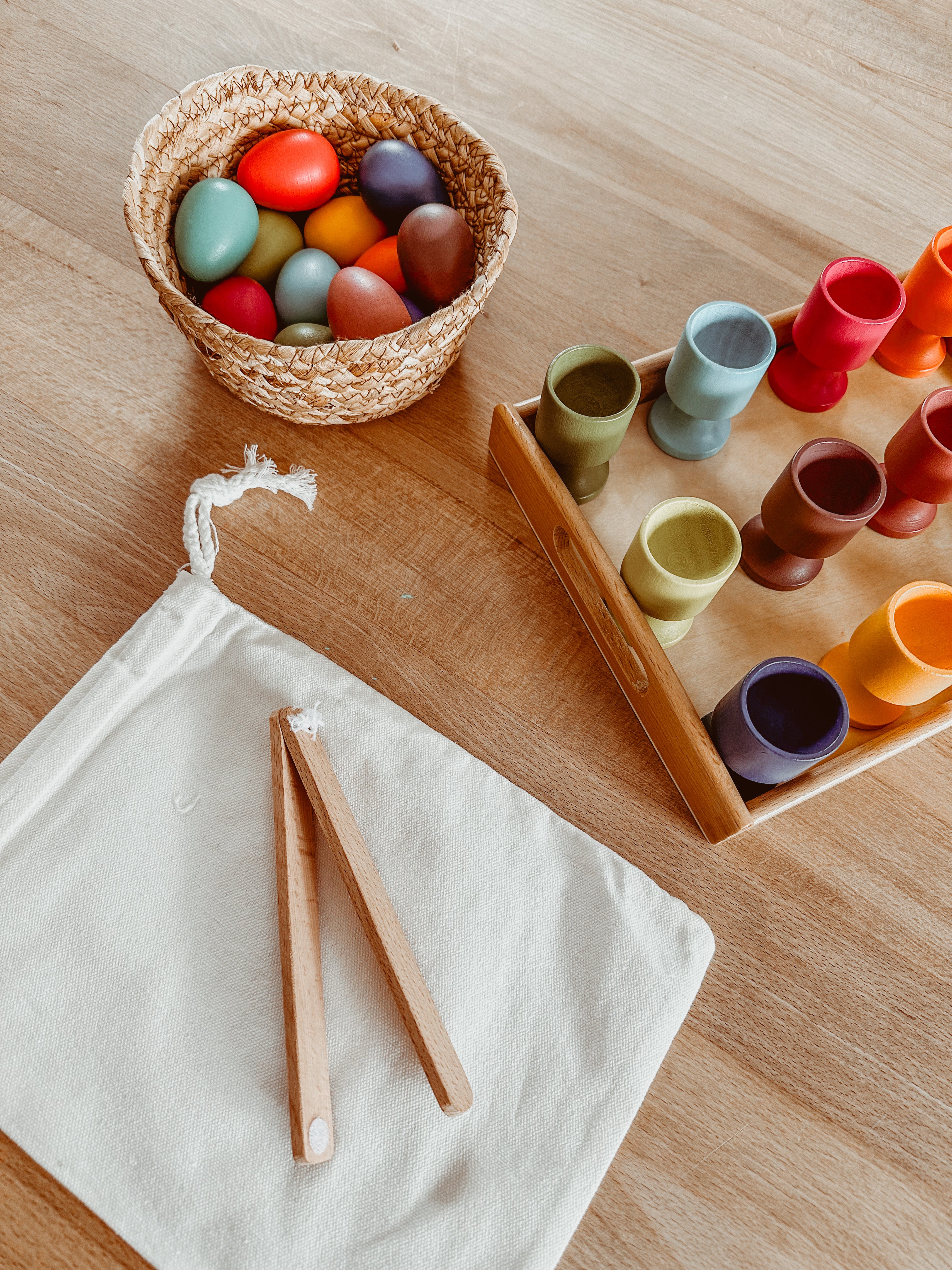 Play tray met houten eierdopjes
