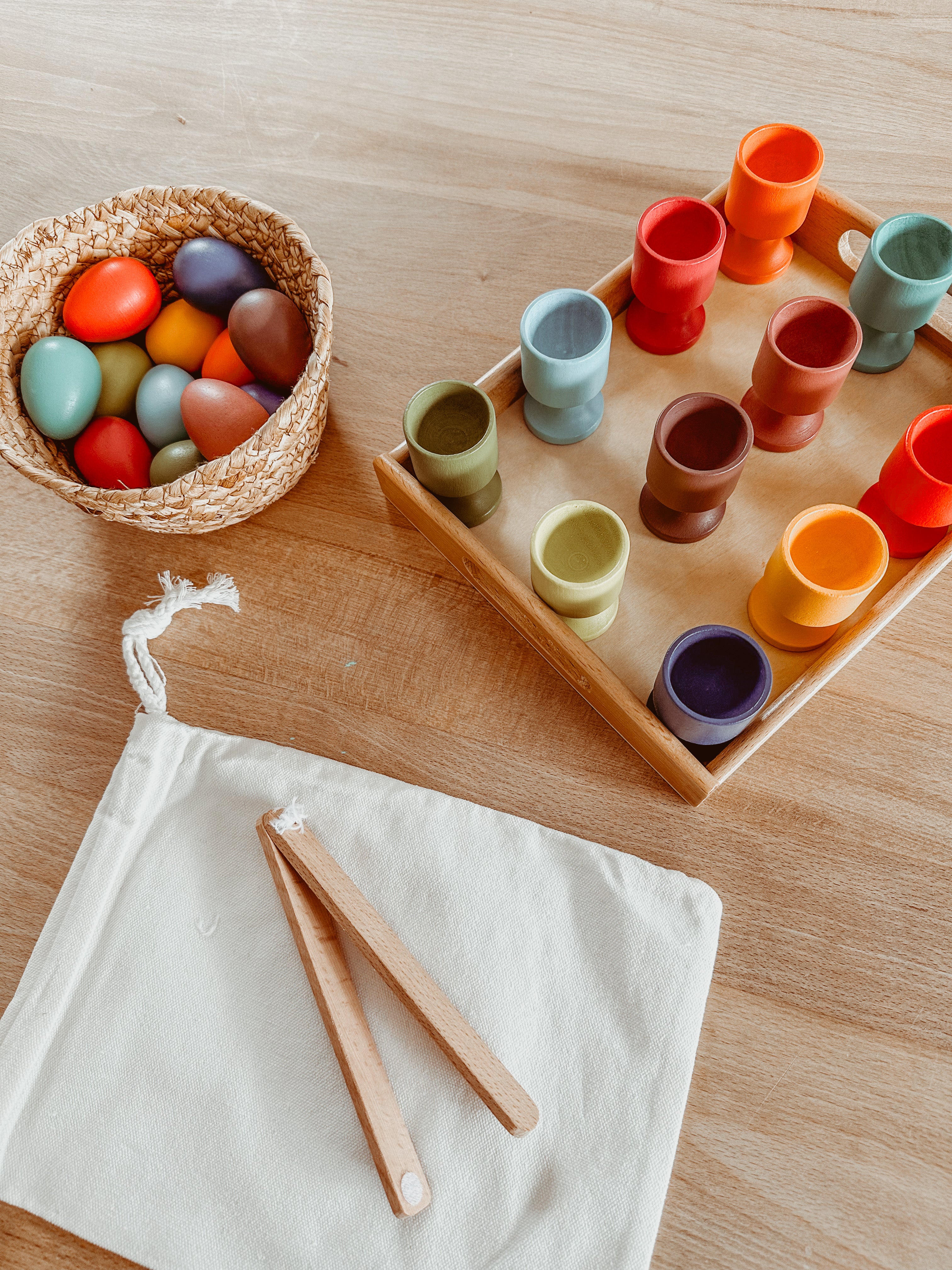 Play tray met houten eierdopjes