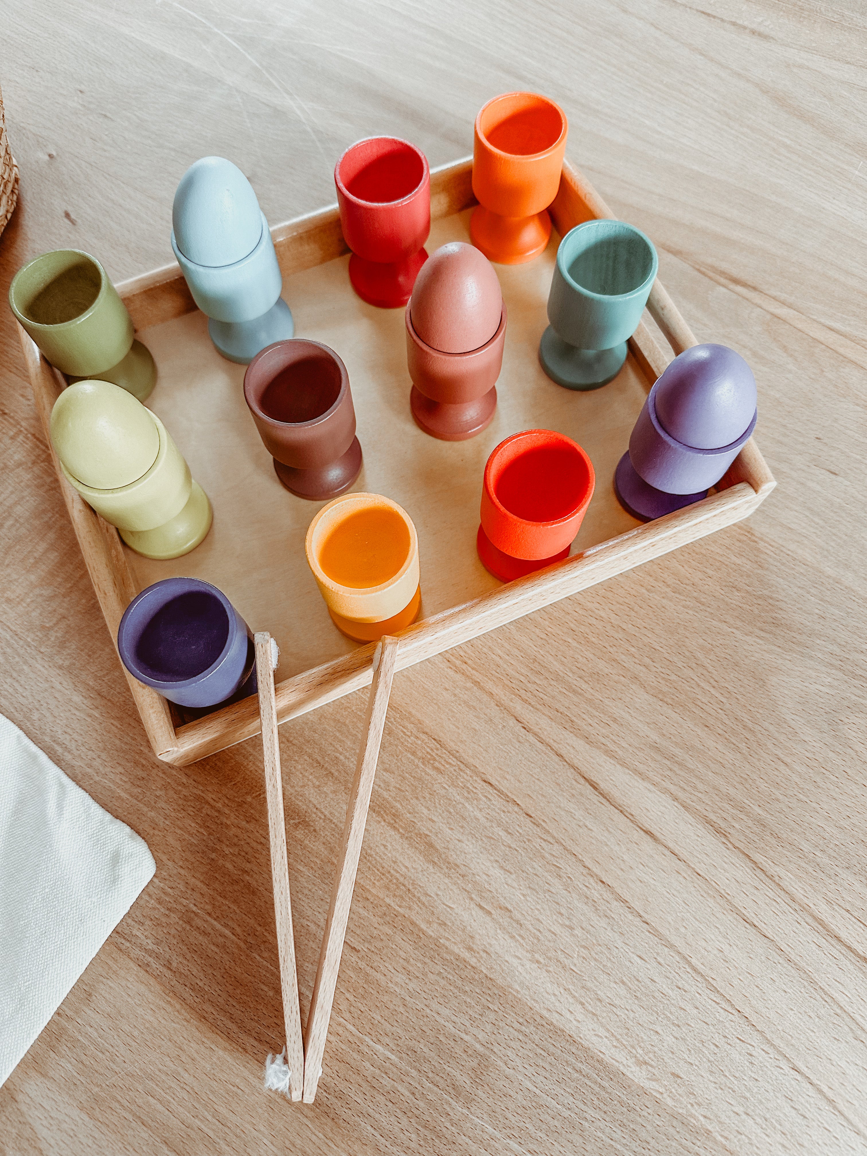 Play tray met houten eierdopjes