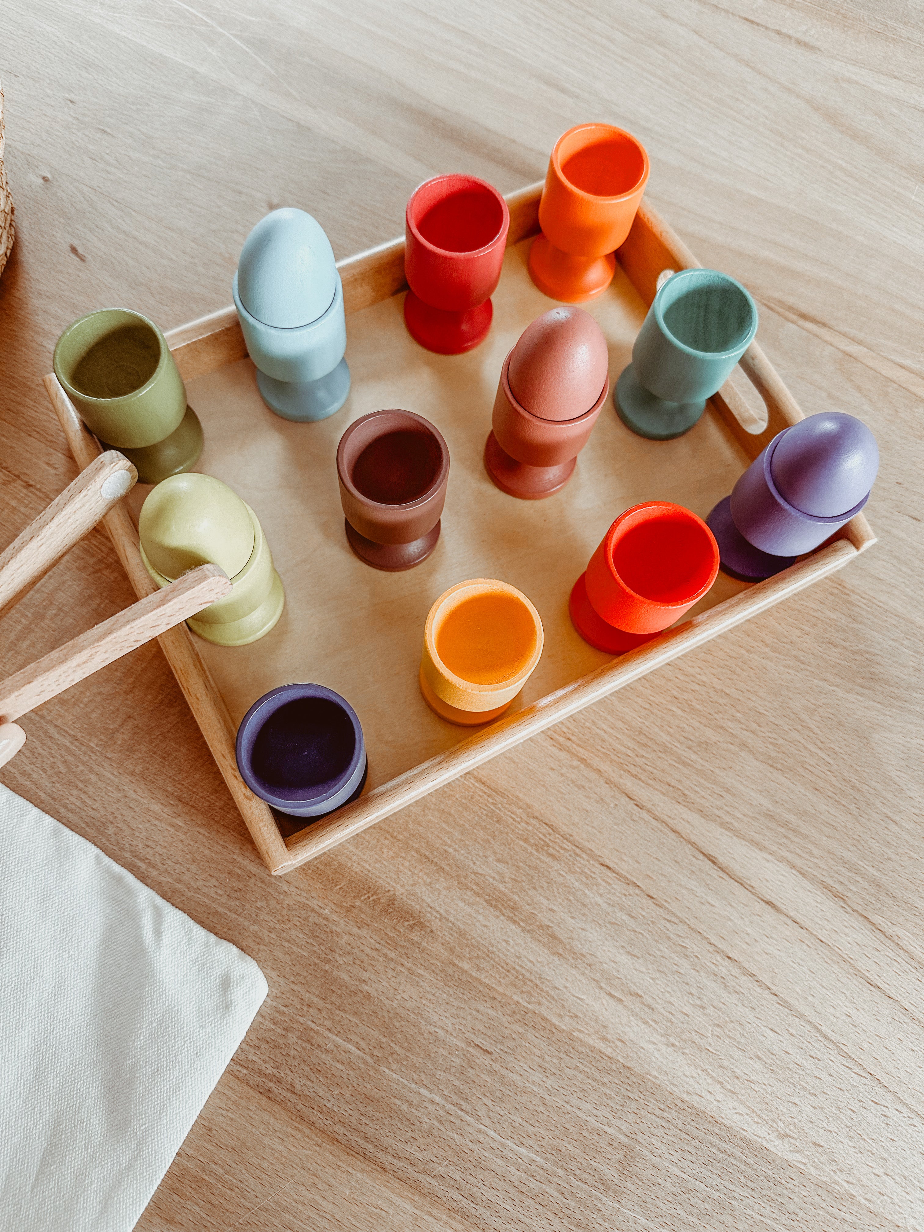 Play tray met houten eierdopjes