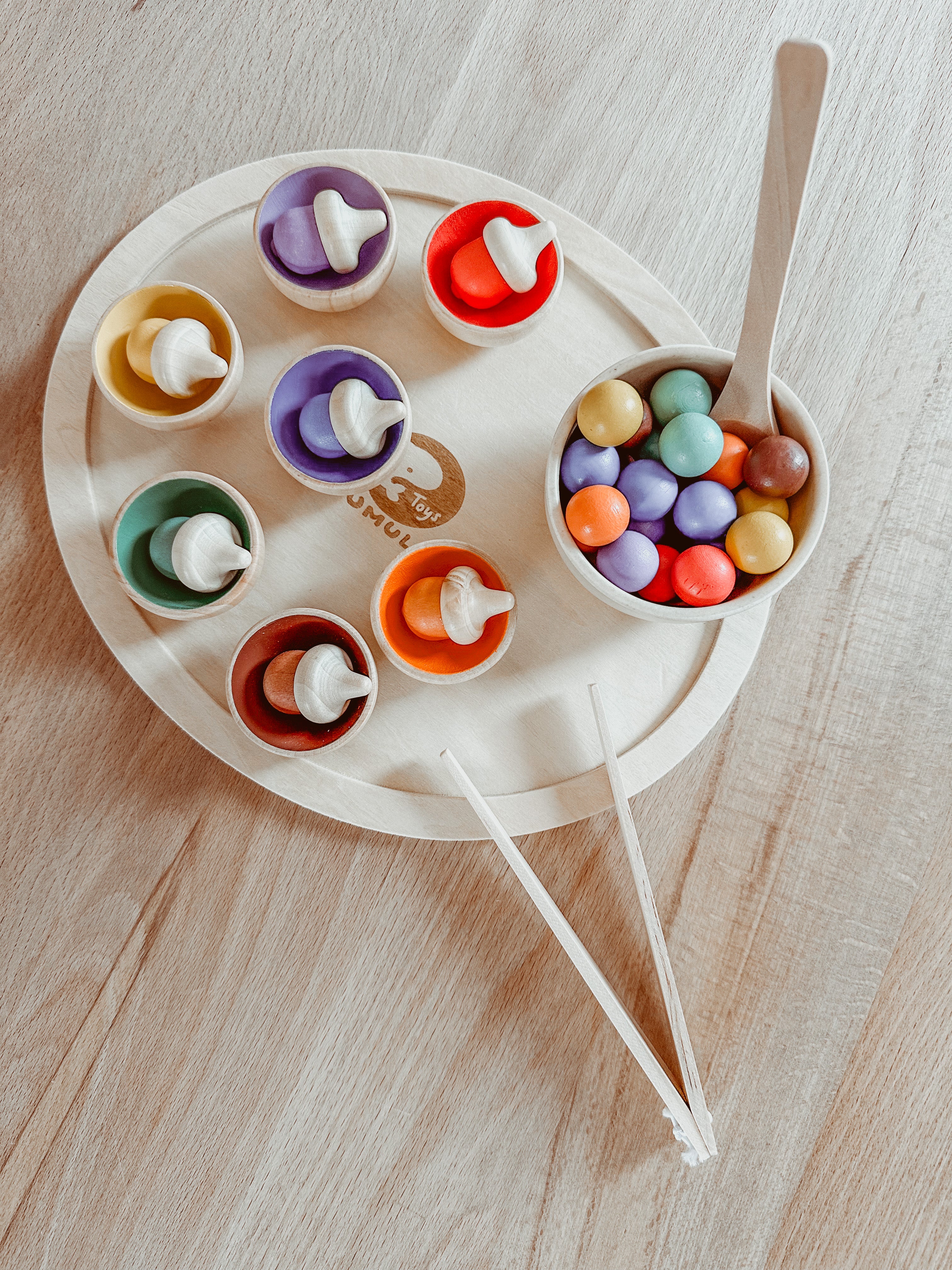 Houten gekleurde eikeltjes met balletjes