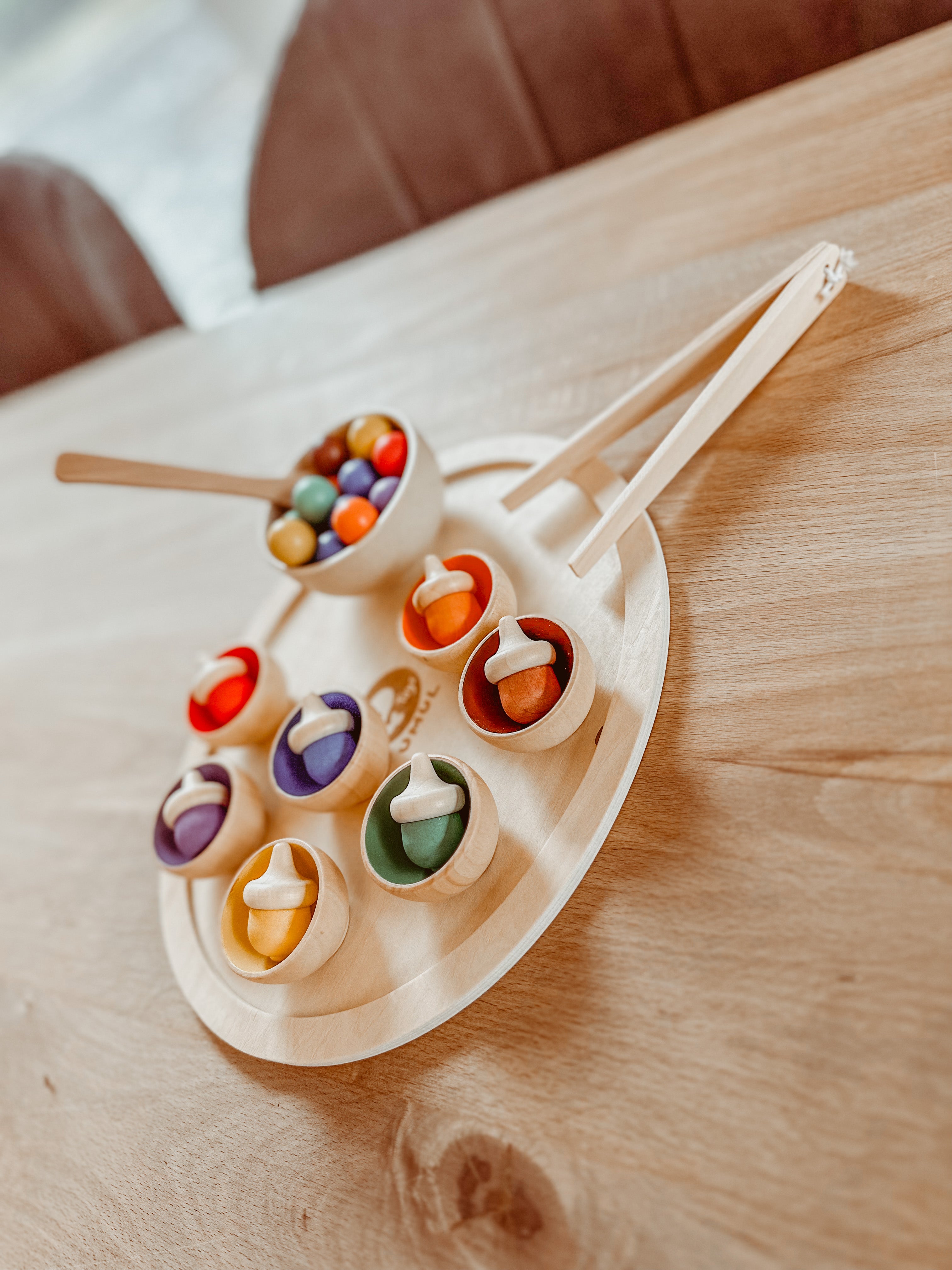 Houten gekleurde eikeltjes met balletjes