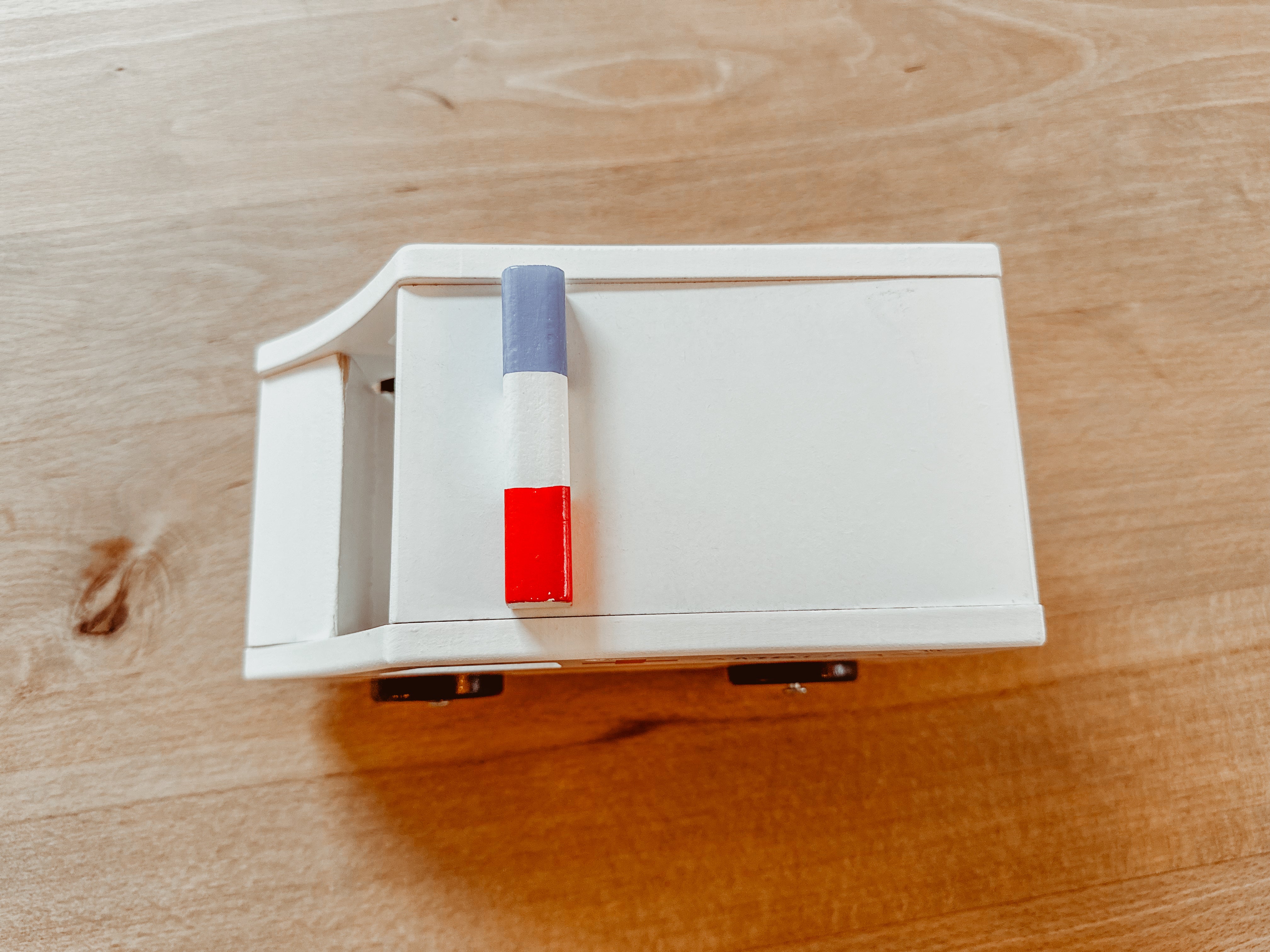 Houten ziekenwagen met deurtjes