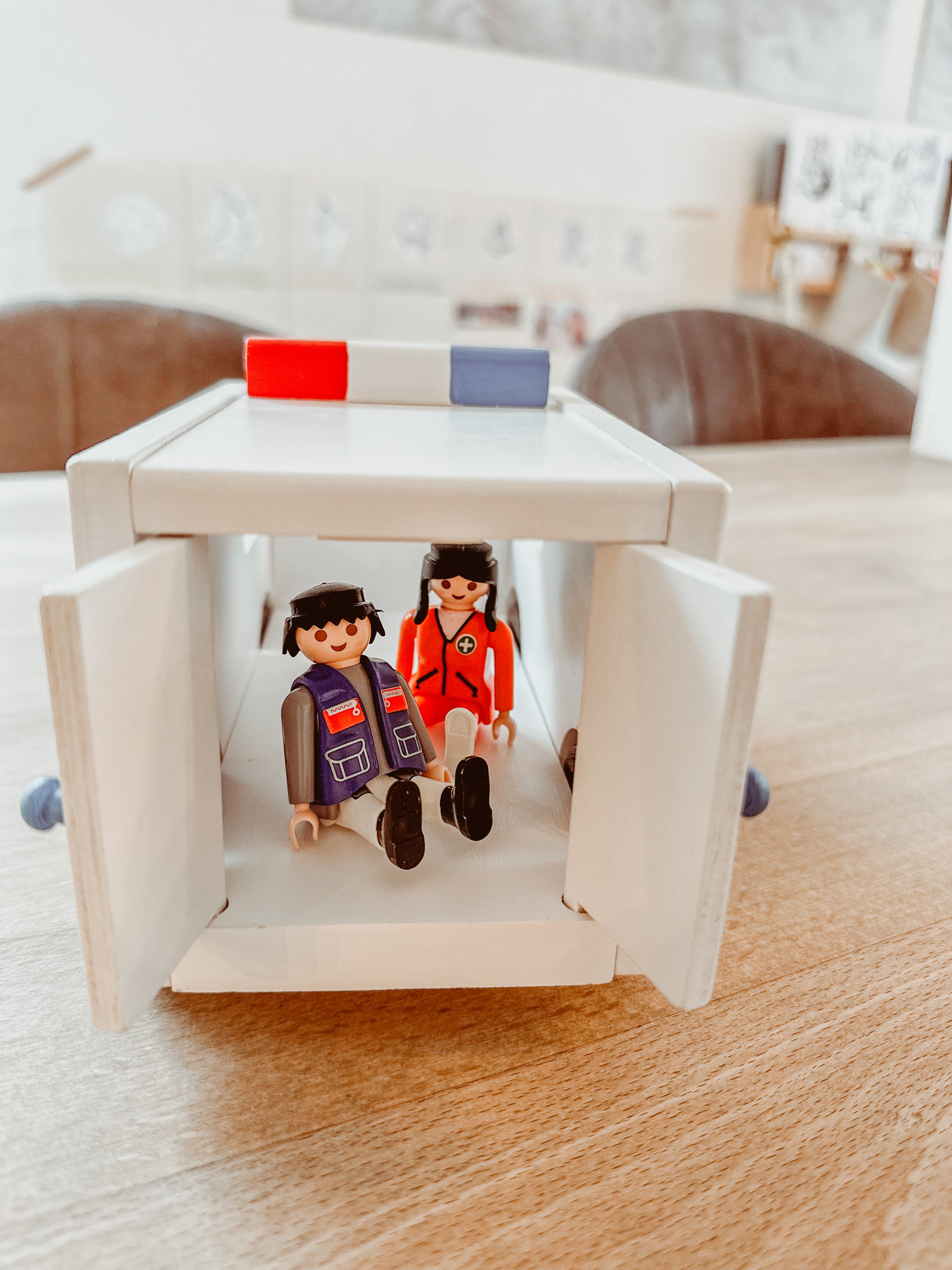 Houten ziekenwagen met deurtjes