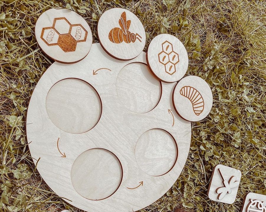 Cyclusbord + 4 houten schijfjes in thema van de bij