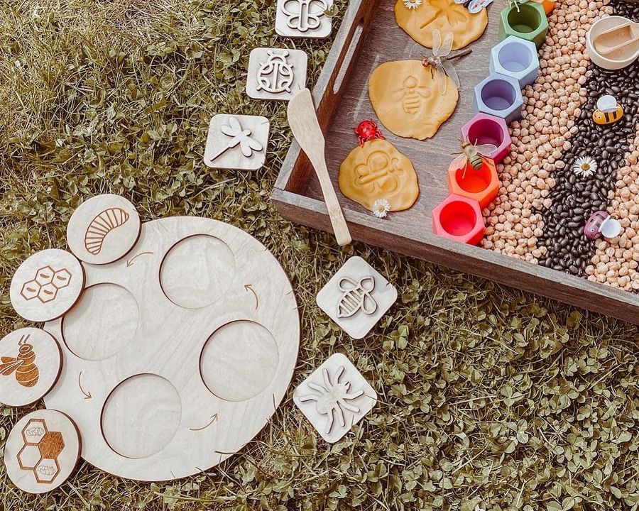 Cyclusbord + 4 houten schijfjes in thema van de bij