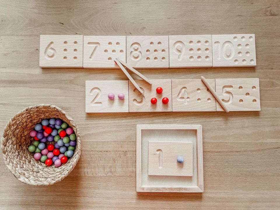 Houten bordjes met balletjes