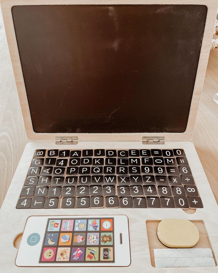 Krijtbord laptop en smartphone