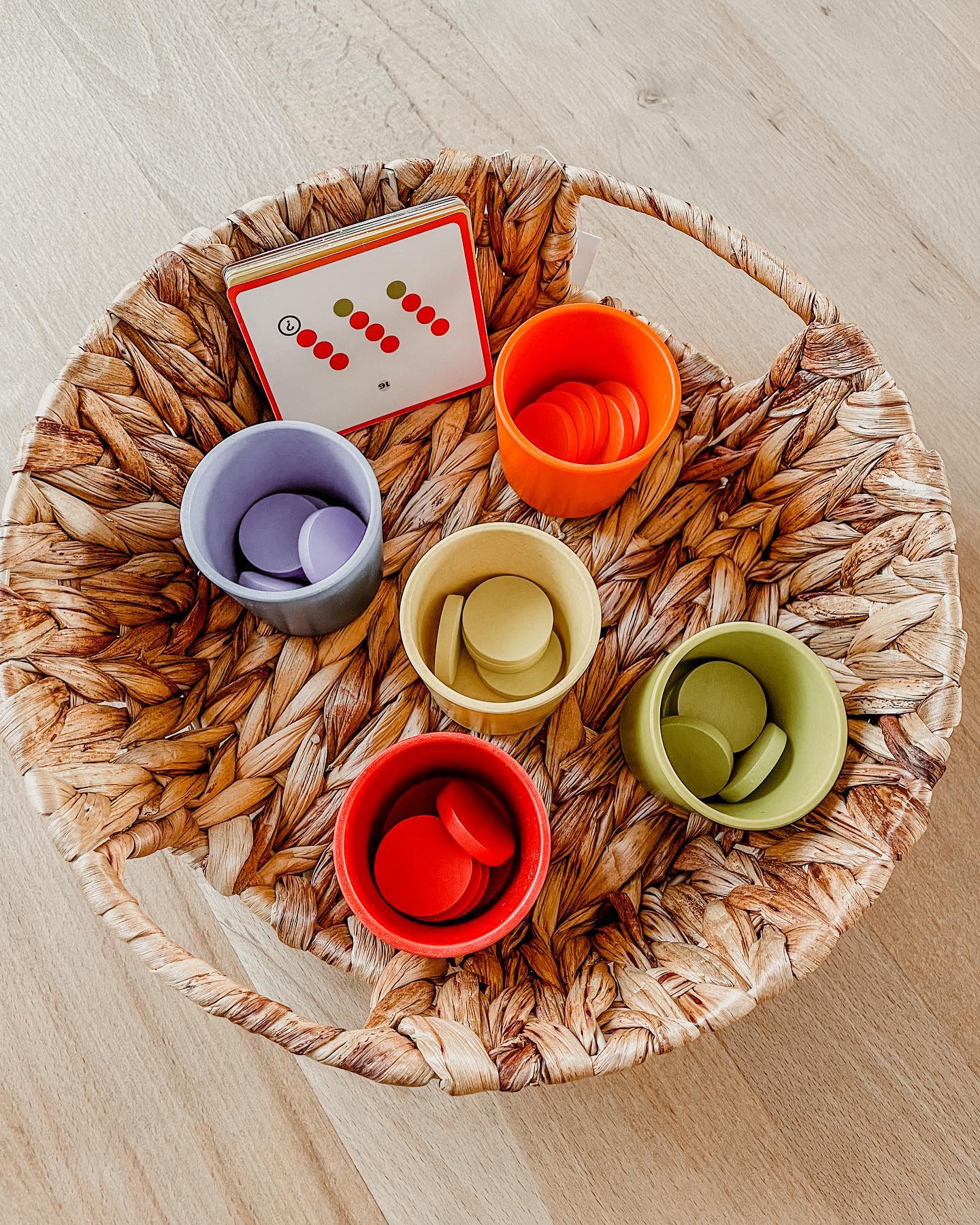 Sensorische box in regenboogkleuren